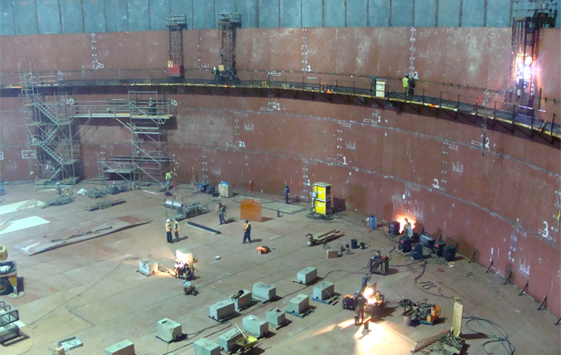 Travailleurs construisant l’intérieur d’un réservoir GNL à Canaport LNG